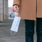 OBOWIĄZEK ZAKRYWANIA UST I NOSA W MIEJSCACH PUBLICZNYCH – NADGORLIWOŚĆ GORSZA OD FASZYZMU?