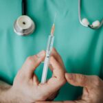 NIEZALEŻNA FIRMA ZAJMUJĄCA SIĘ BADANIAMI MEDYCZNYMI WZYWA DO NATYCHMIASTOWEGO WSTRZYMANIA SZCZEPIEŃ PRZECIWKO COVID-19